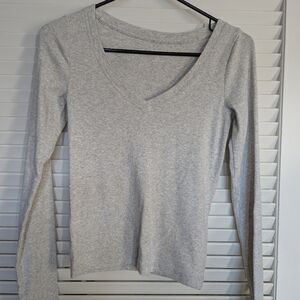 NWOT Hollister V-neck Long Sleeve T Shirt Size M Long